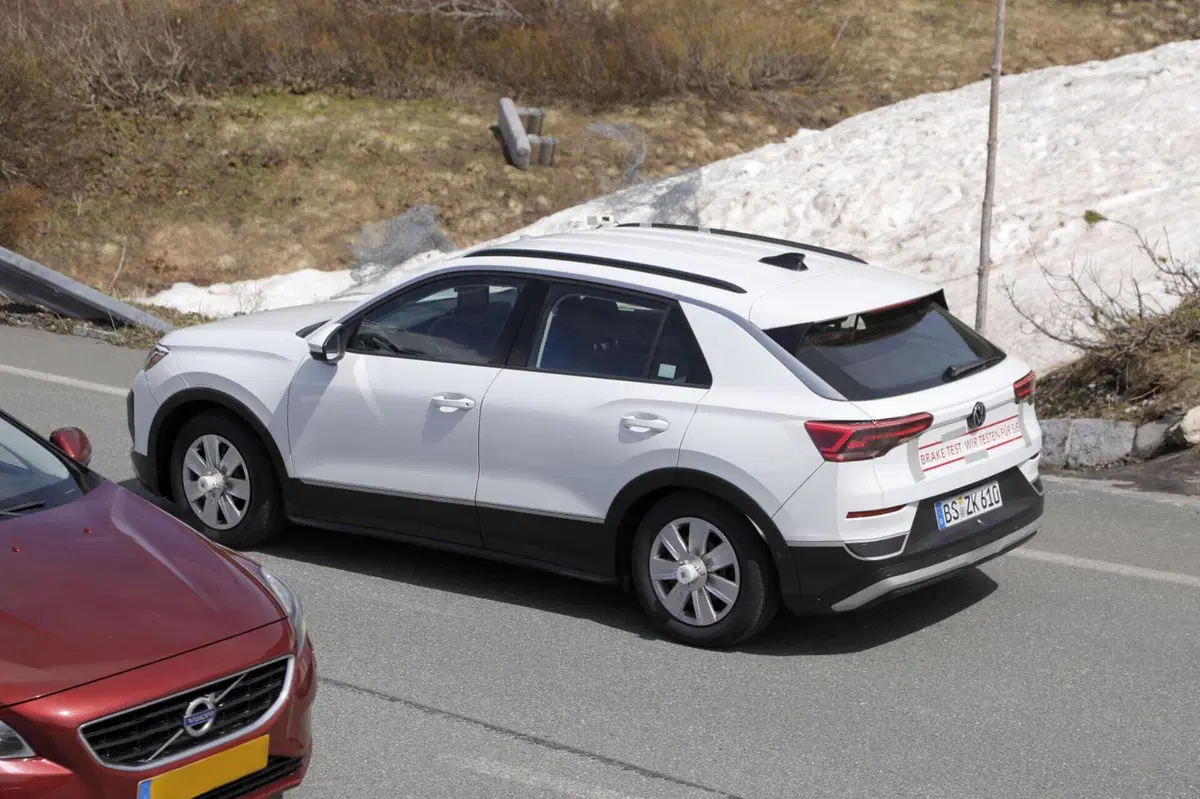 Volkswagen T-Roc: le nuove foto spia dell’ultima generazione con motori a benzina (12)