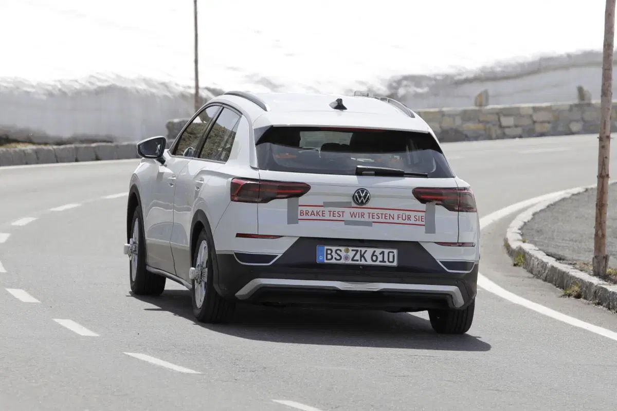 Volkswagen T-Roc: le nuove foto spia dell’ultima generazione con motori a benzina (14)