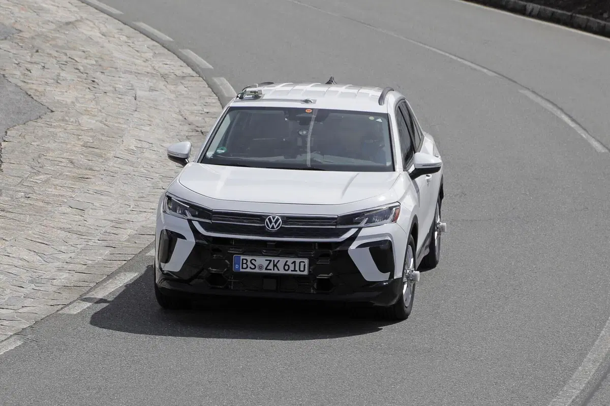 Volkswagen T-Roc: le nuove foto spia dell’ultima generazione con motori a benzina (18)