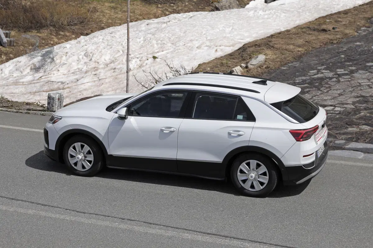 Volkswagen T-Roc: le nuove foto spia dell’ultima generazione con motori a benzina (17)