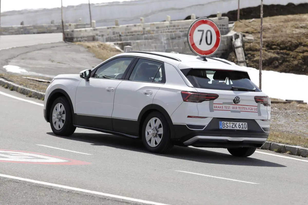 Volkswagen T-Roc: le nuove foto spia dell’ultima generazione con motori a benzina (19)