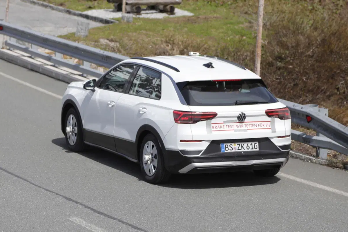 Volkswagen T-Roc: le nuove foto spia dell’ultima generazione con motori a benzina (20)