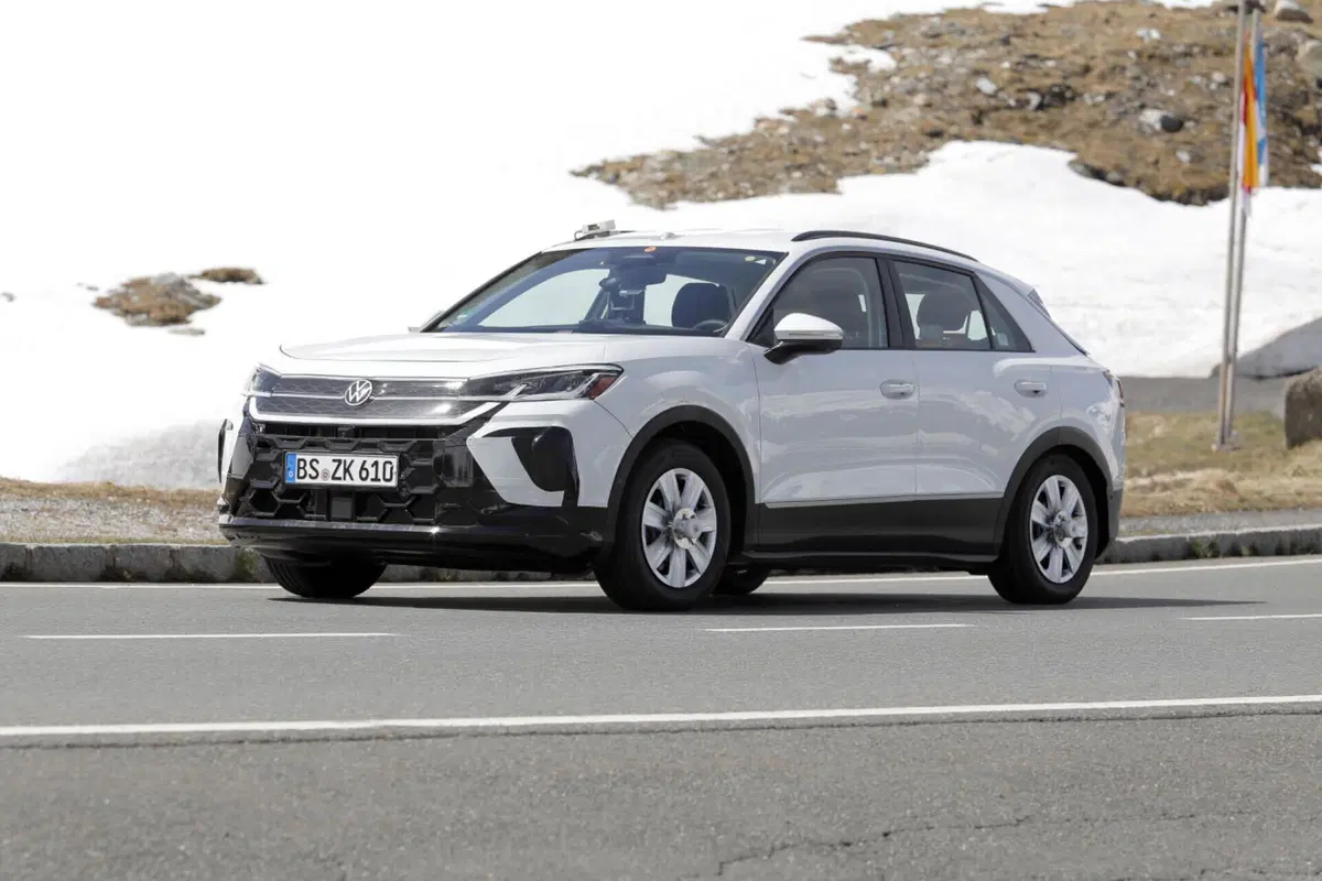 Volkswagen T-Roc: le nuove foto spia dell’ultima generazione con motori a benzina (21)