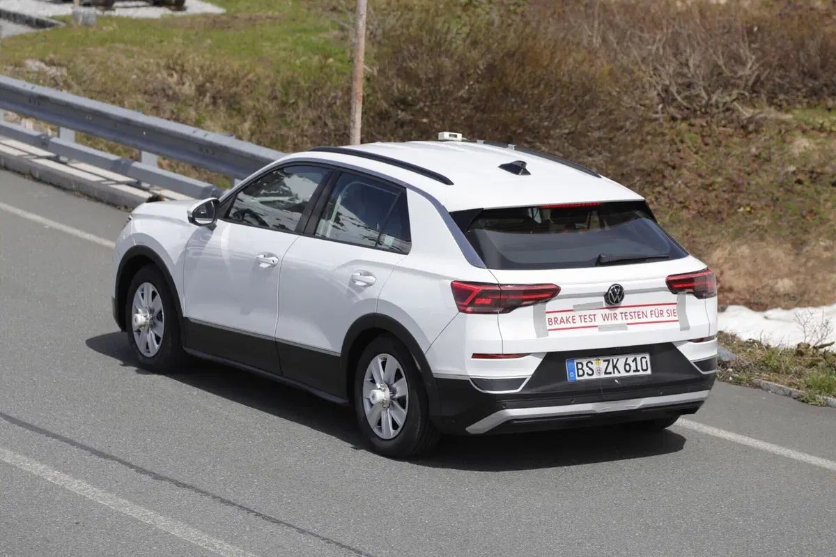 Volkswagen T-Roc: le nuove foto spia dell’ultima generazione con motori a benzina (23)