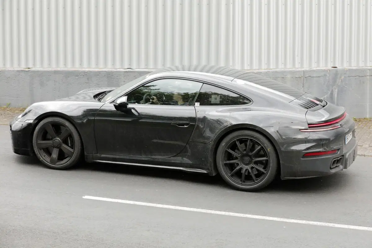Porsche 911 Turbo: le foto spia svelano la nuova Touring  (2)