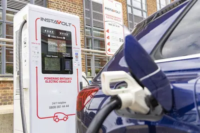 Auto elettriche: ladri rubano i cavi dai bagagliai e dalle colonnine
