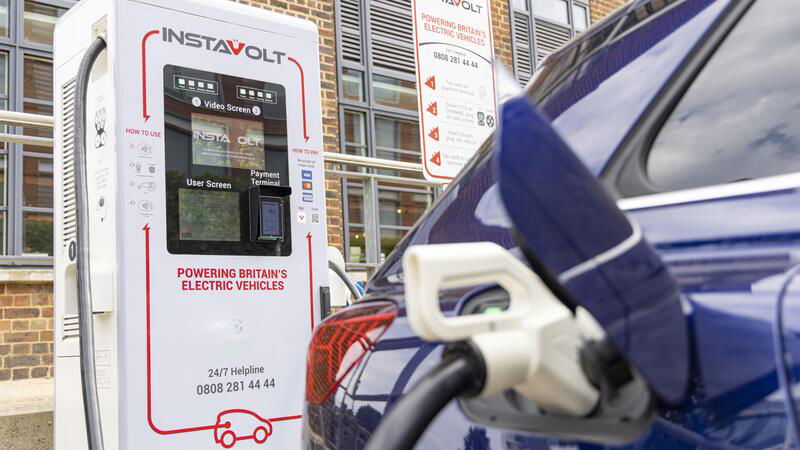 Auto elettriche: ladri rubano i cavi dai bagagliai e dalle colonnine