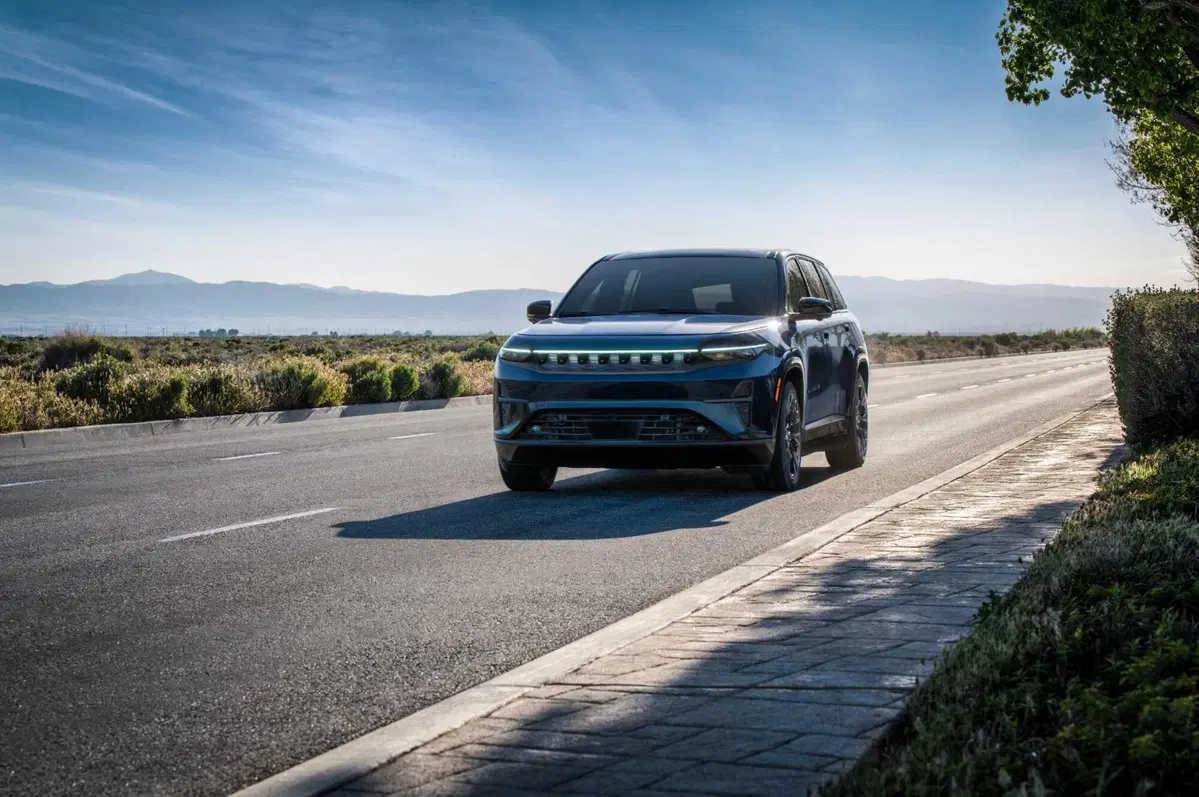 Jeep Wagoneer S: questa è una TOP JEEP elettrica che sfida Tesla (17)