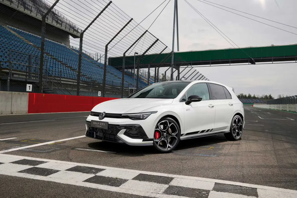 Volkswagen Golf GTI Clubsport 2024 da 300 CV: scordatevela, NON si può comprare