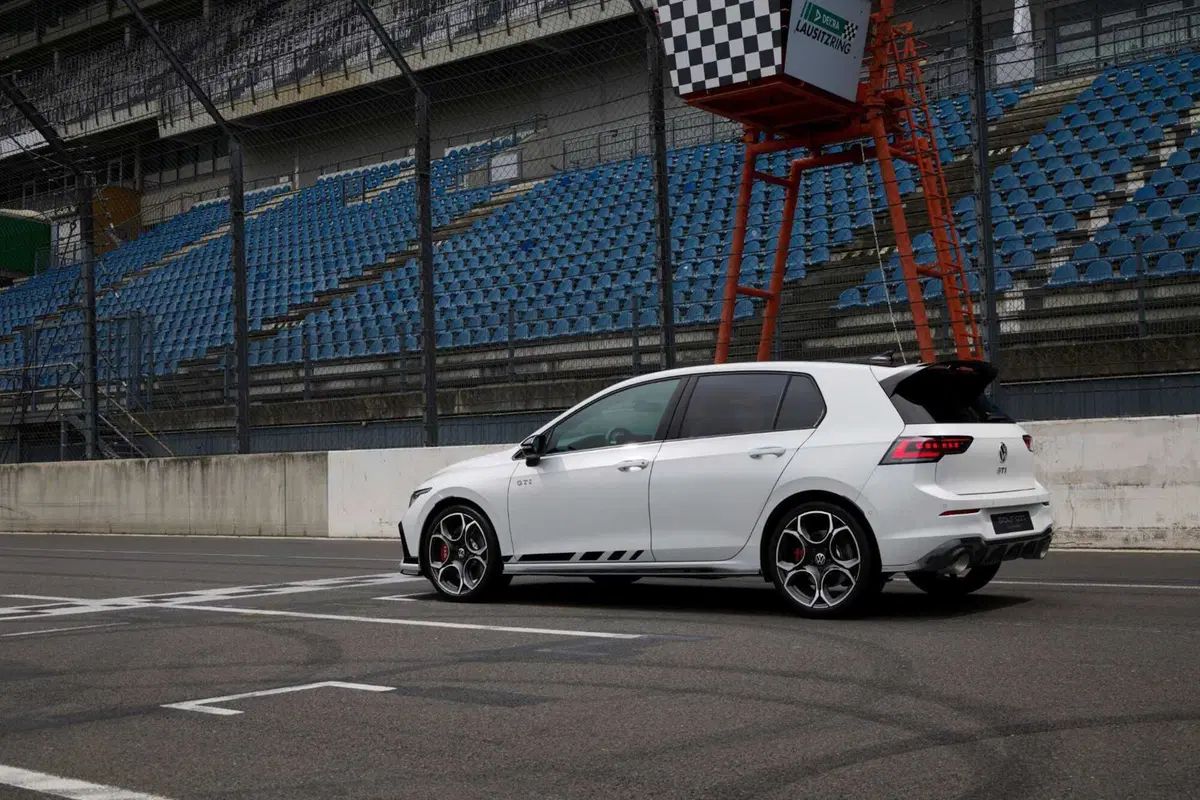 Volkswagen Golf GTI Clubsport 2024 da 300 CV: scordatevela, NON si può comprare (2)