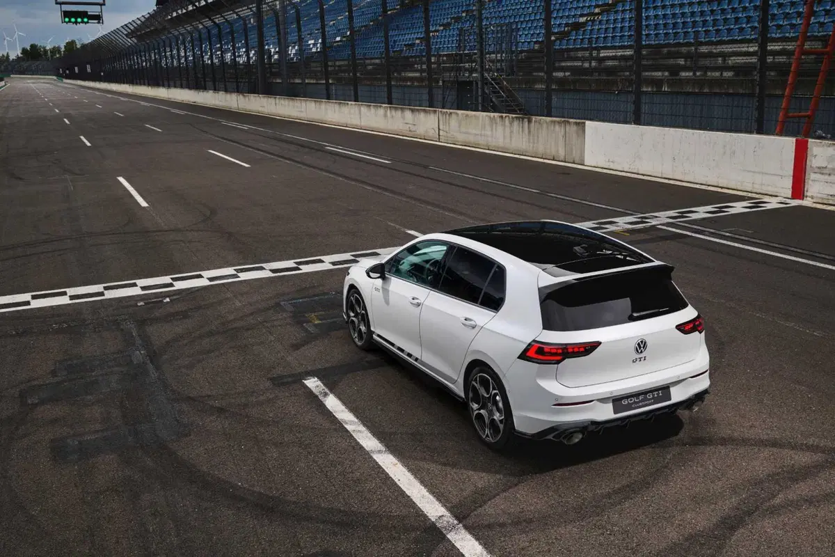 Volkswagen Golf GTI Clubsport 2024 da 300 CV: scordatevela, NON si può comprare (3)