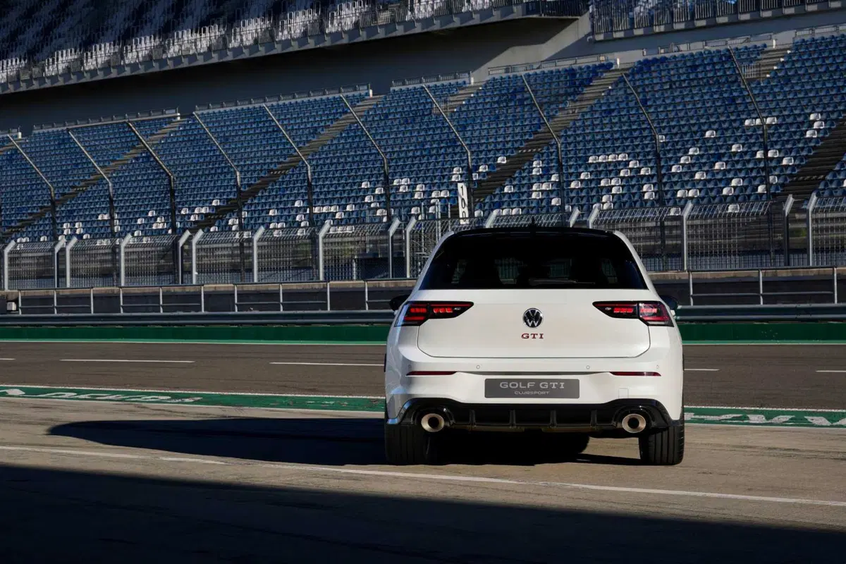 Volkswagen Golf GTI Clubsport 2024 da 300 CV: scordatevela, NON si può comprare (4)