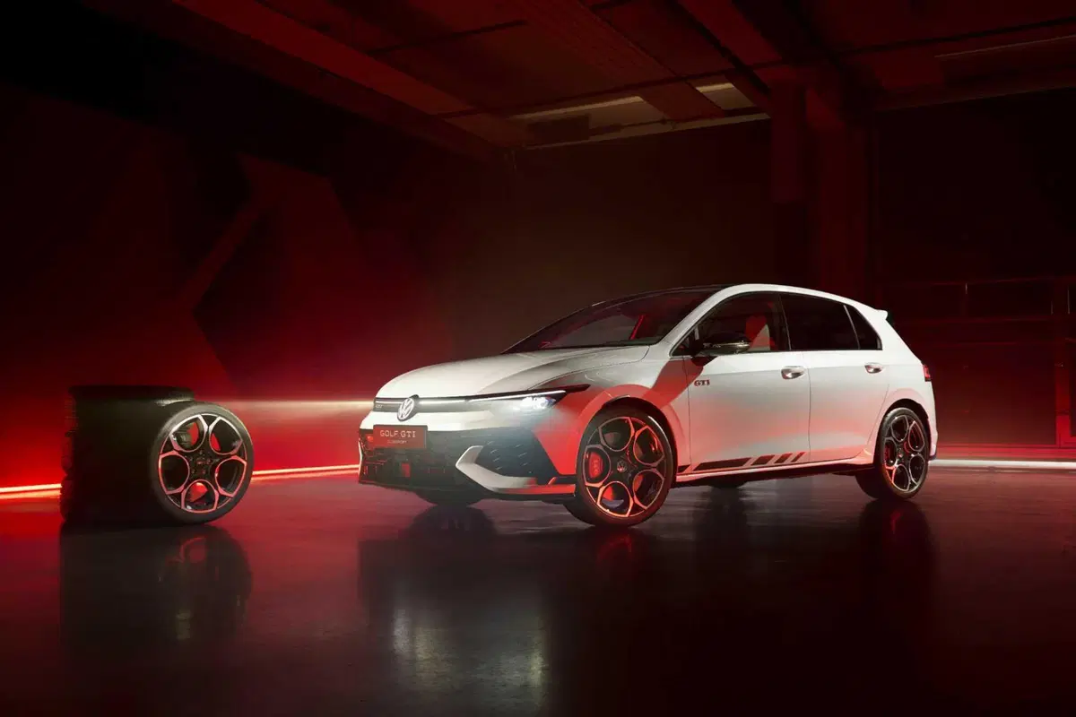 Volkswagen Golf GTI Clubsport 2024 da 300 CV: scordatevela, NON si può comprare (5)