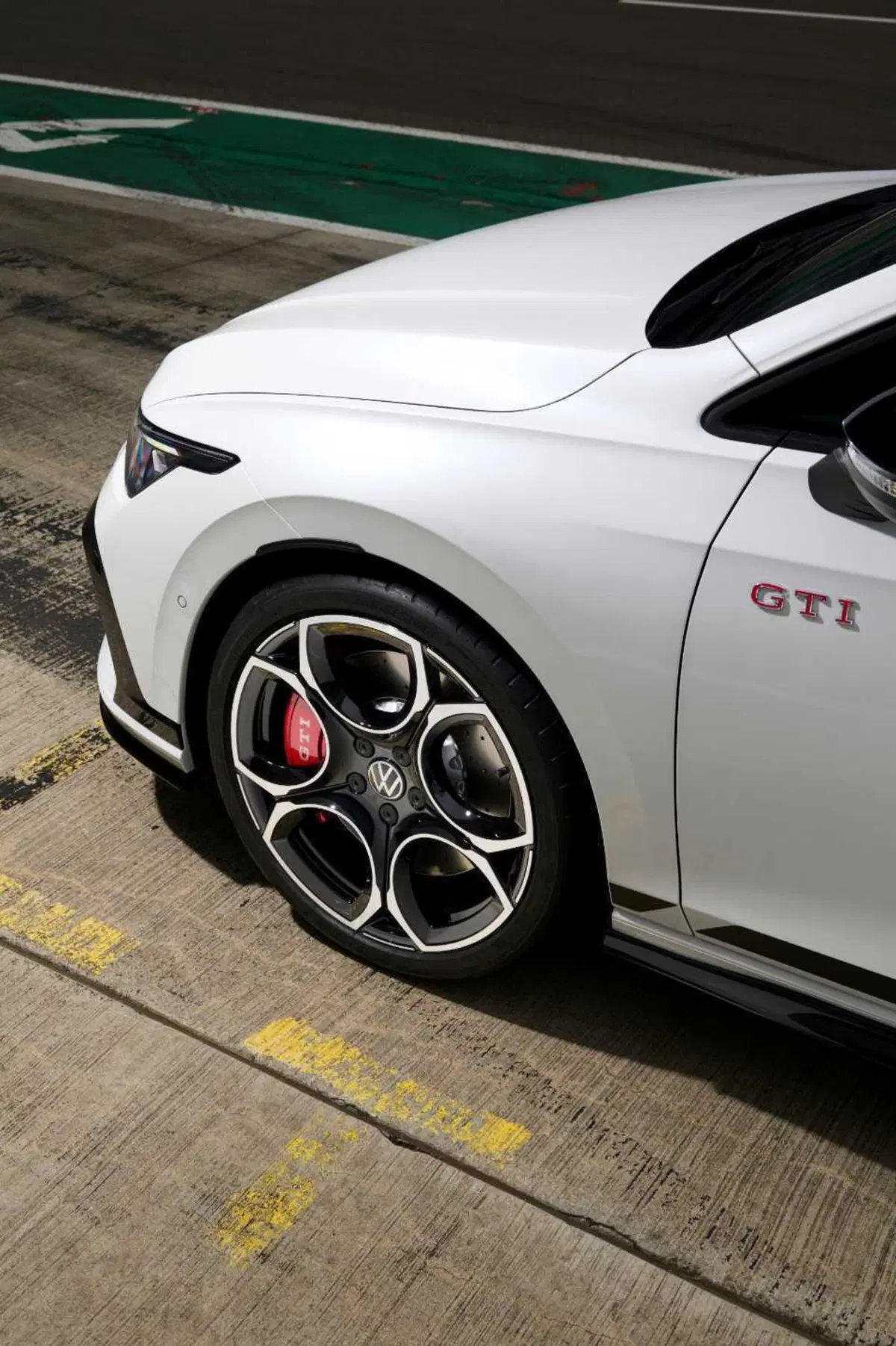 Volkswagen Golf GTI Clubsport 2024 da 300 CV: scordatevela, NON si può comprare (6)