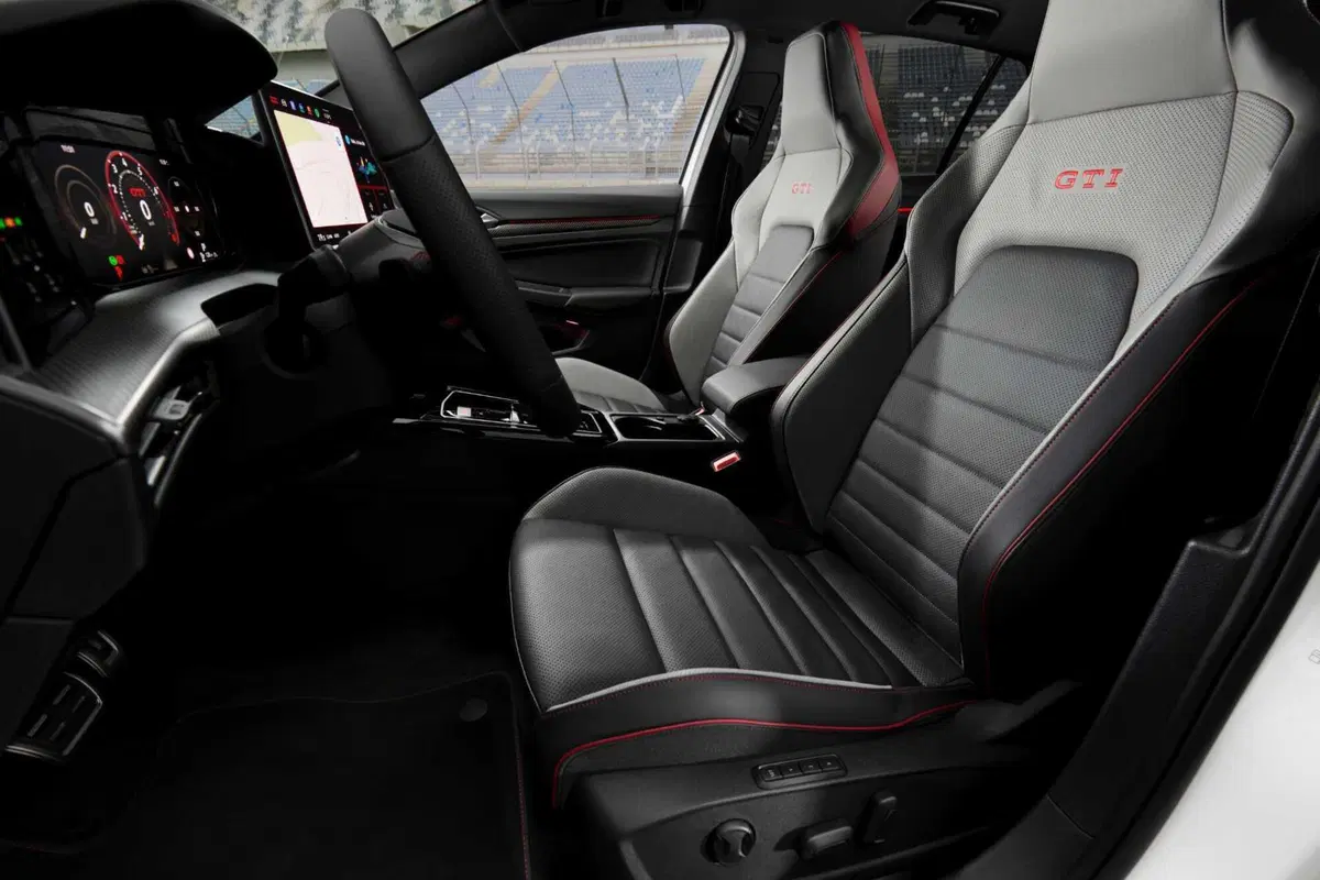 Volkswagen Golf GTI Clubsport 2024 da 300 CV: scordatevela, NON si può comprare (10)