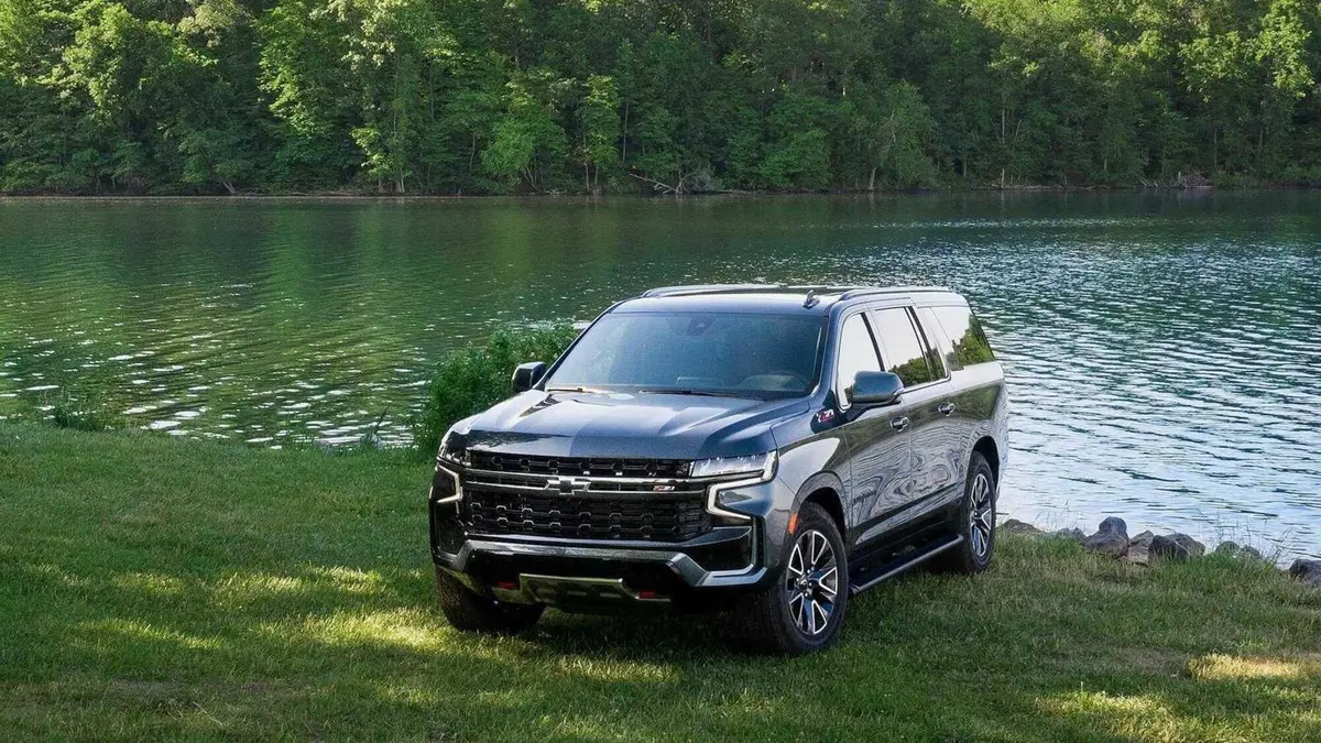 Chevrolet Suburban (2021-->>) (2)
