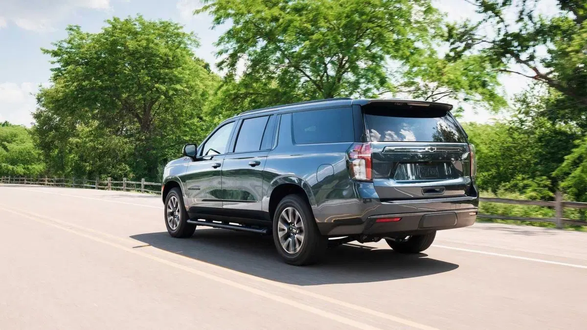Chevrolet Suburban (2021-->>) (4)