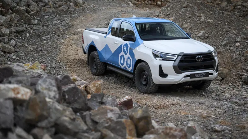 Toyota va dritta con l'idrogeno: la Hilux con le fuel cell &egrave; pronta