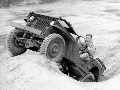 Jeep Willys, 80 anni dopo lo sbarco in Normandia: come si guida l'auto pi&ugrave; "semplice" del mondo