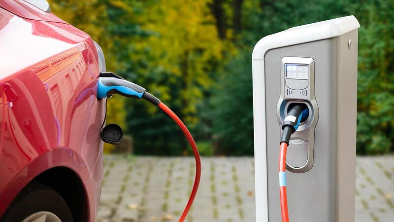 Ricarica troppo lenta per le elettriche: gli americani preferiscono le auto a benzina