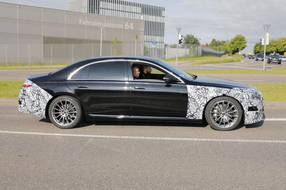 Mercedes Classe S: le foto spia del nuovo facelift della berlina di lusso (12)