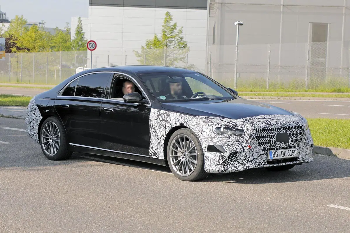 Mercedes Classe S: le foto spia del nuovo facelift della berlina di lusso (16)