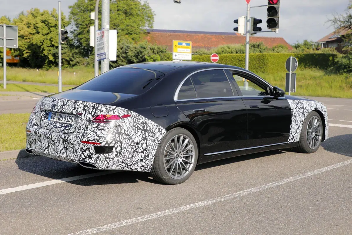 Mercedes Classe S: le foto spia del nuovo facelift della berlina di lusso (17)