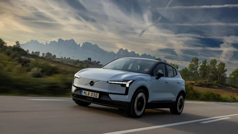 Volvo, problemi software per la EX30 tutte richiamate