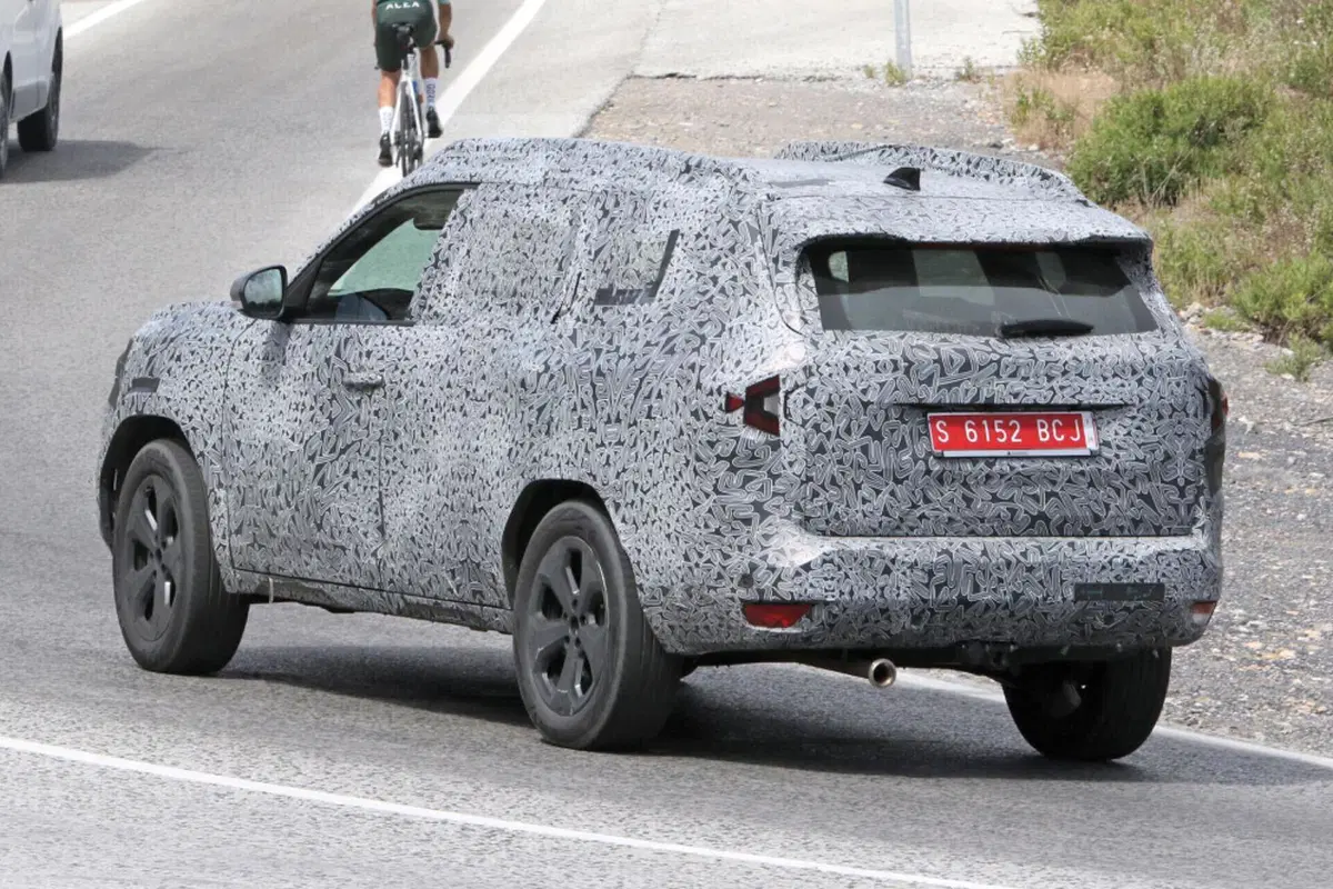 Dacia Bigster, punta tutto su una cosa: il prezzo | Foto Spia (2)