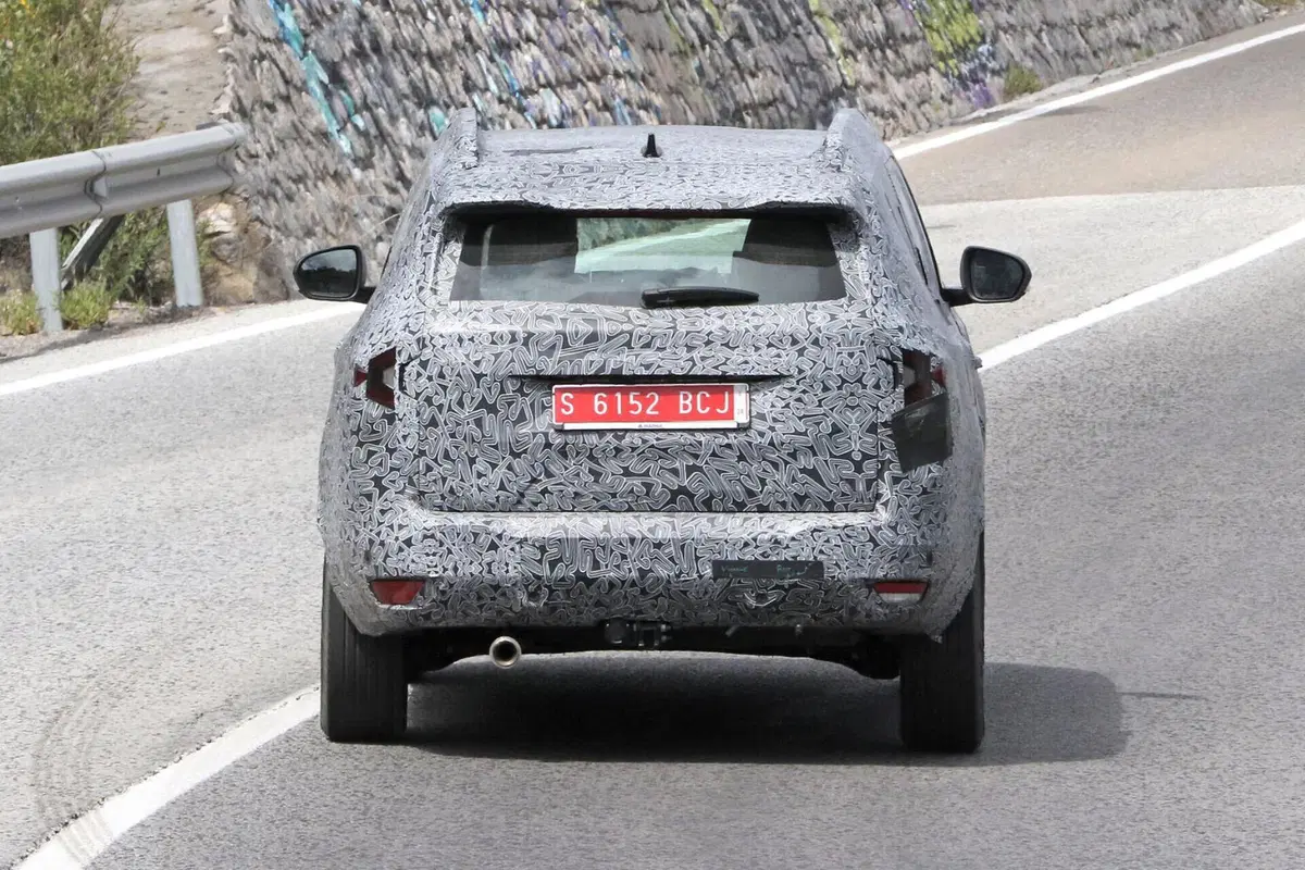 Dacia Bigster, punta tutto su una cosa: il prezzo | Foto Spia (7)