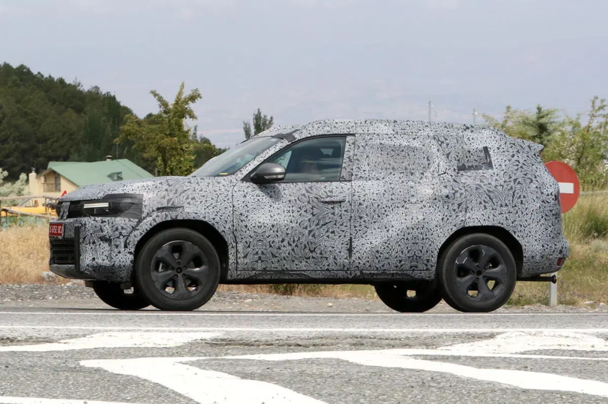 Dacia Bigster, punta tutto su una cosa: il prezzo | Foto Spia (11)