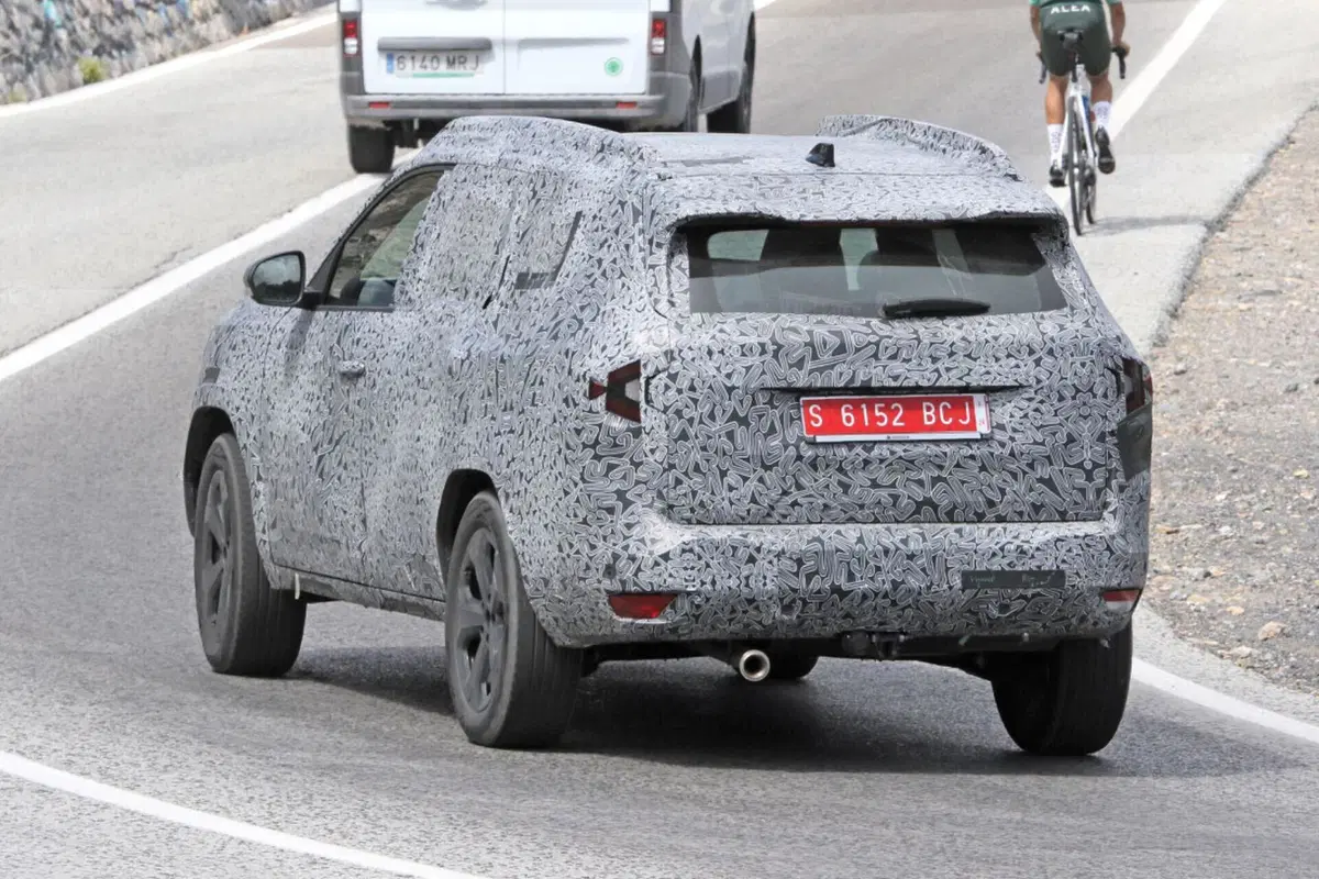 Dacia Bigster, punta tutto su una cosa: il prezzo | Foto Spia (9)