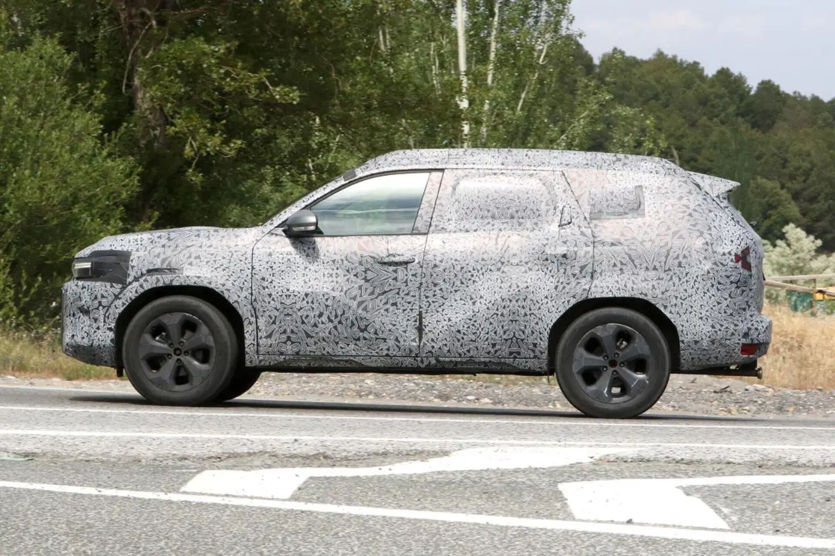 Dacia Bigster, punta tutto su una cosa: il prezzo | Foto Spia (10)