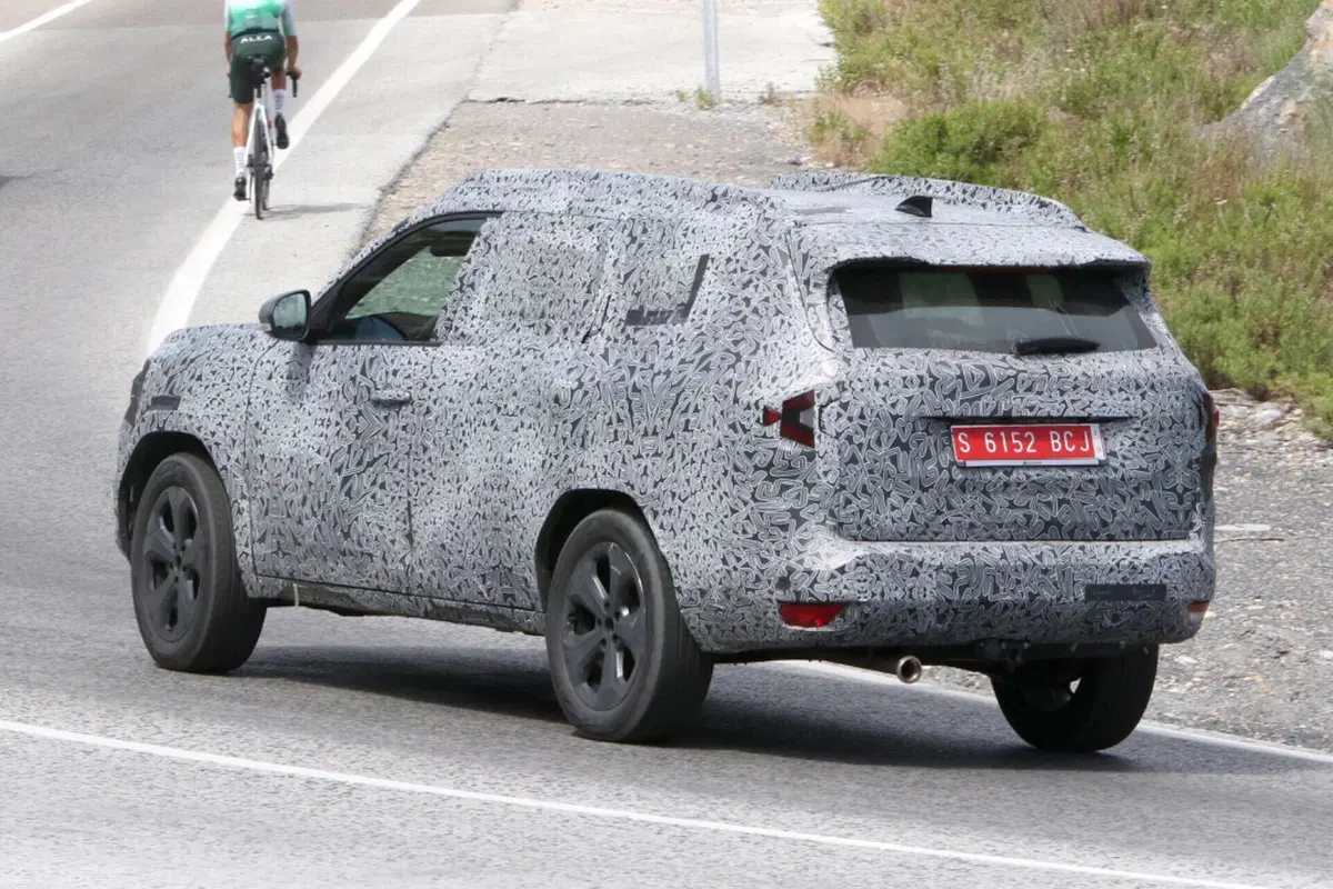 Dacia Bigster, punta tutto su una cosa: il prezzo | Foto Spia (12)