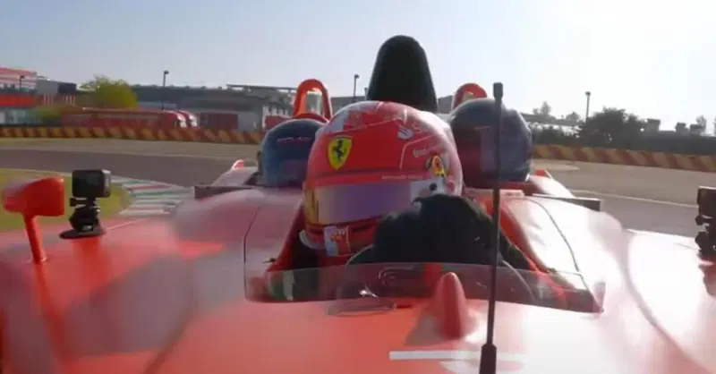 Leclerc, Rovazzi e Domenicali: tre uomini e una Rossa, nel 2046