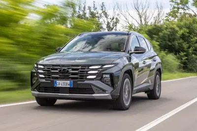 Hyundai Tucson 2025: ritocchi fuori, tutta nuova dentro, e dov'&egrave; finito il cambio?