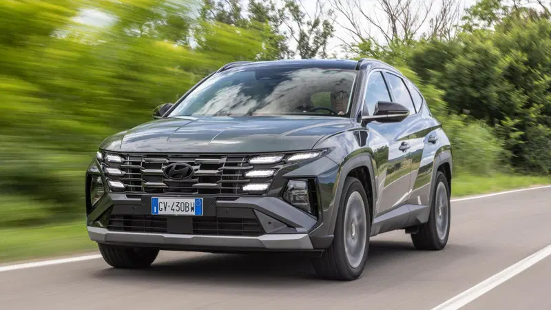 Hyundai Tucson 2025: ritocchi fuori, tutta nuova dentro, e dov'&egrave; finito il cambio?