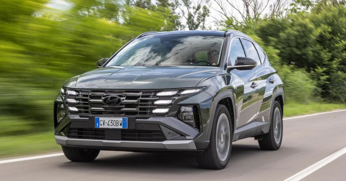 Hyundai Tucson 2025: ritocchi fuori, tutta nuova dentro, e dov'&egrave; finito il cambio?