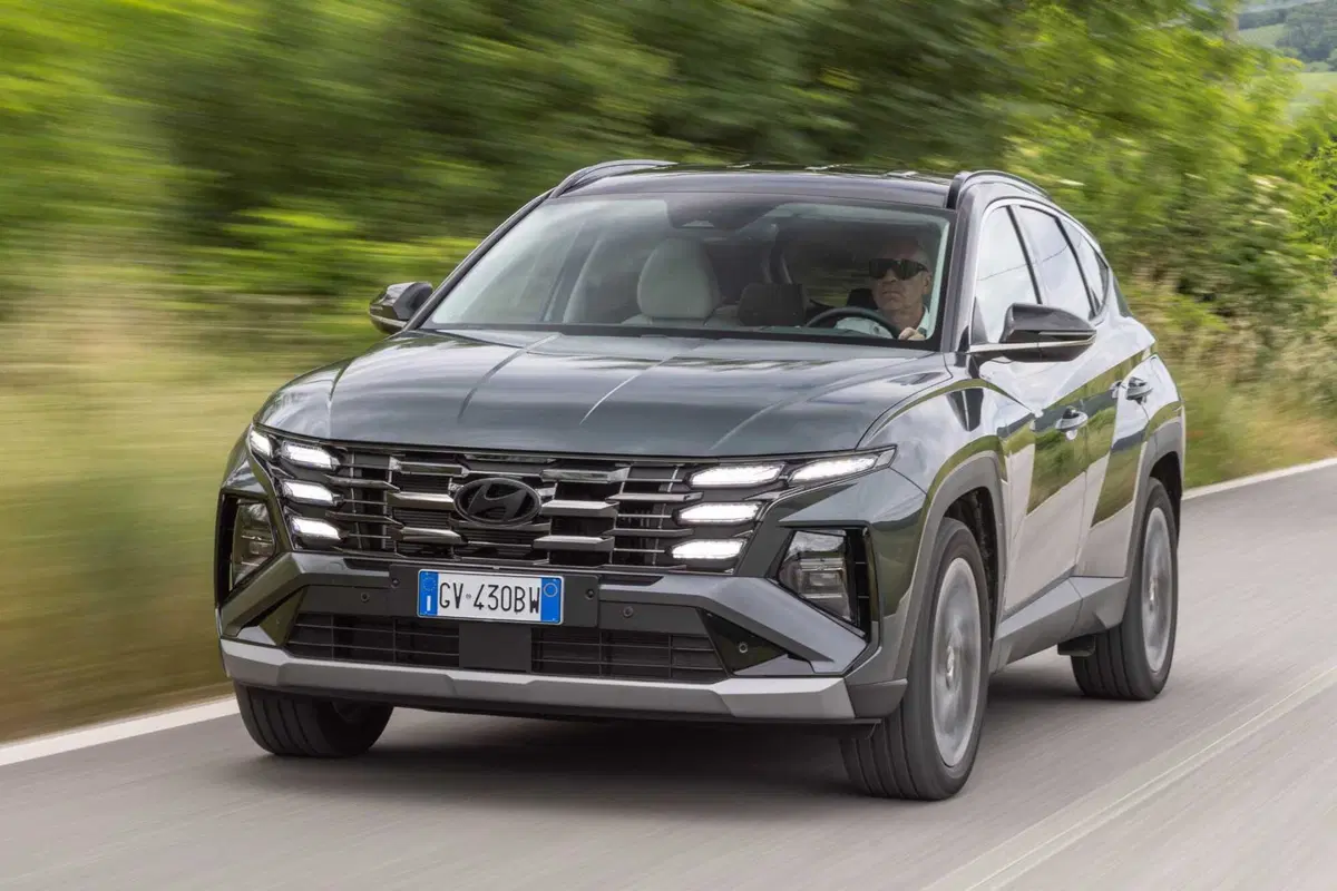 Hyundai Tucson 2025: ritocchi fuori, tutta nuova dentro,e dov'è finito il cambio?