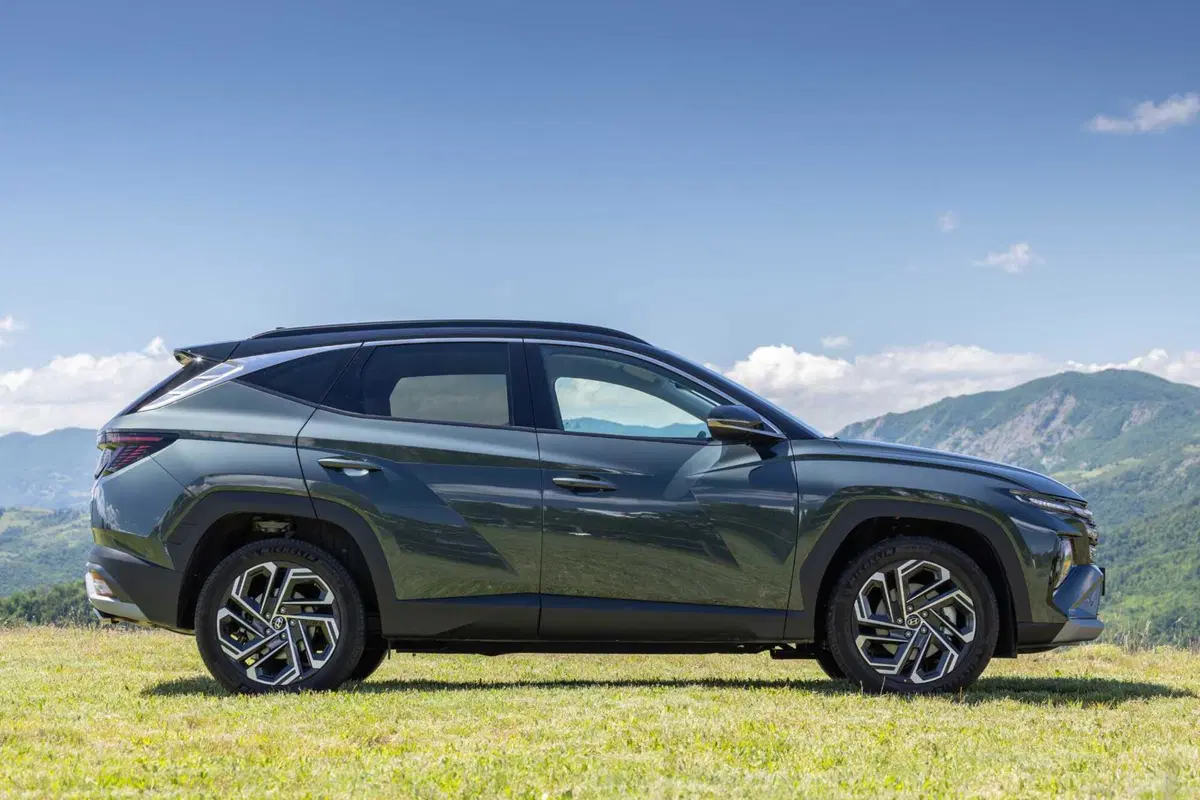 Hyundai Tucson 2025: ritocchi fuori, tutta nuova dentro,e dov'è finito il cambio? (8)