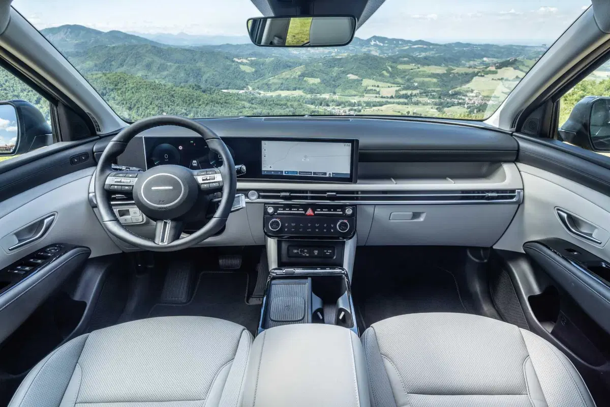 Hyundai Tucson 2025: ritocchi fuori, tutta nuova dentro,e dov'è finito il cambio? (11)