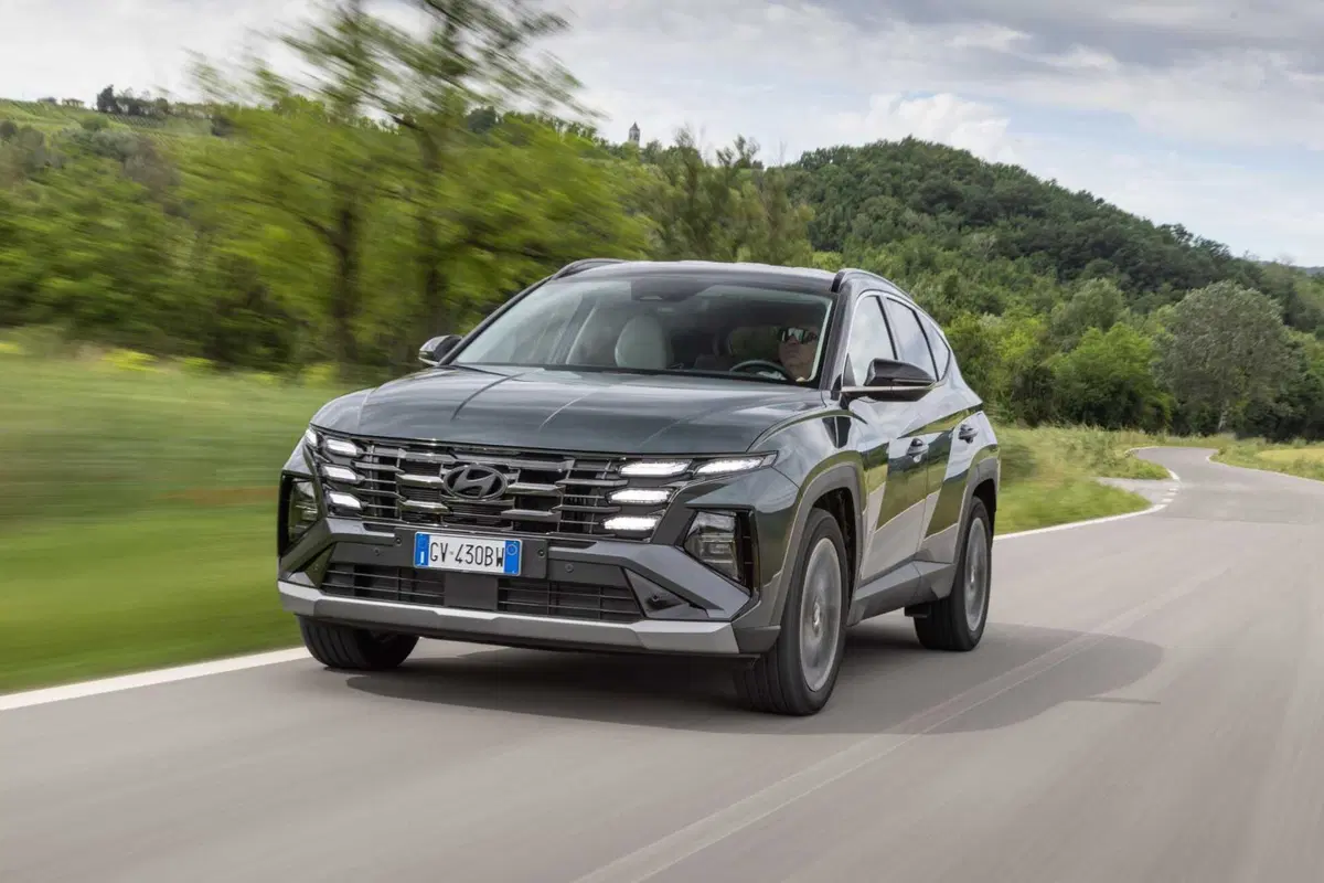 Hyundai Tucson 2025: ritocchi fuori, tutta nuova dentro,e dov'è finito il cambio? (14)