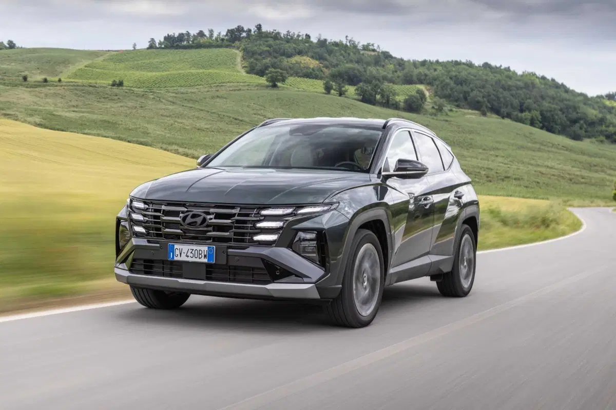 Hyundai Tucson 2025: ritocchi fuori, tutta nuova dentro,e dov'è finito il cambio? (16)