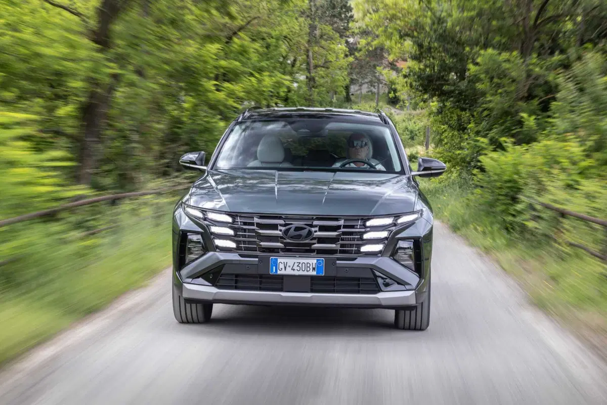 Hyundai Tucson 2025: ritocchi fuori, tutta nuova dentro,e dov'è finito il cambio? (17)