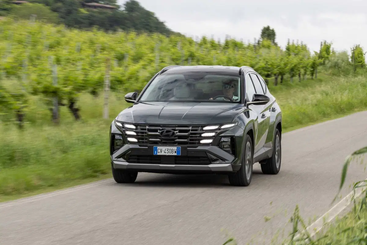 Hyundai Tucson 2025: ritocchi fuori, tutta nuova dentro,e dov'è finito il cambio? (18)
