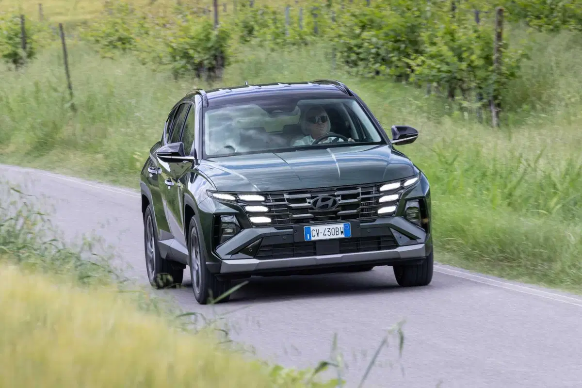 Hyundai Tucson 2025: ritocchi fuori, tutta nuova dentro,e dov'è finito il cambio? (19)