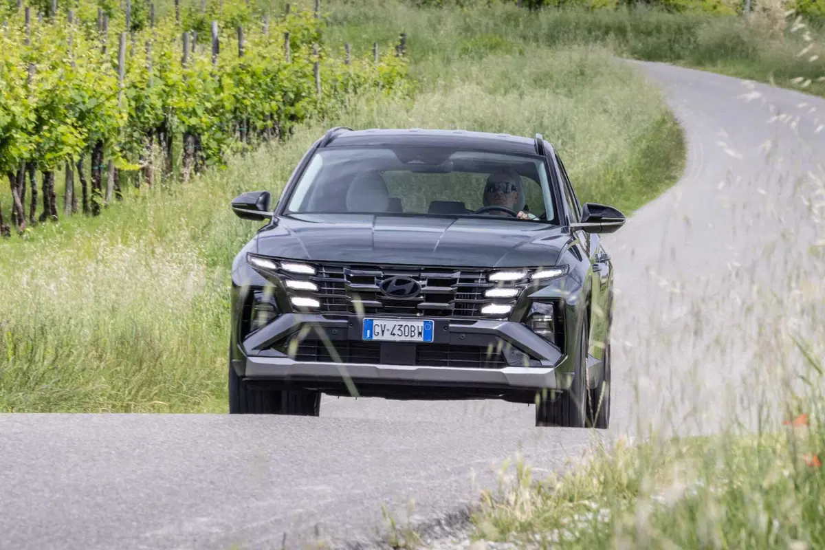Hyundai Tucson 2025: ritocchi fuori, tutta nuova dentro,e dov'è finito il cambio? (22)