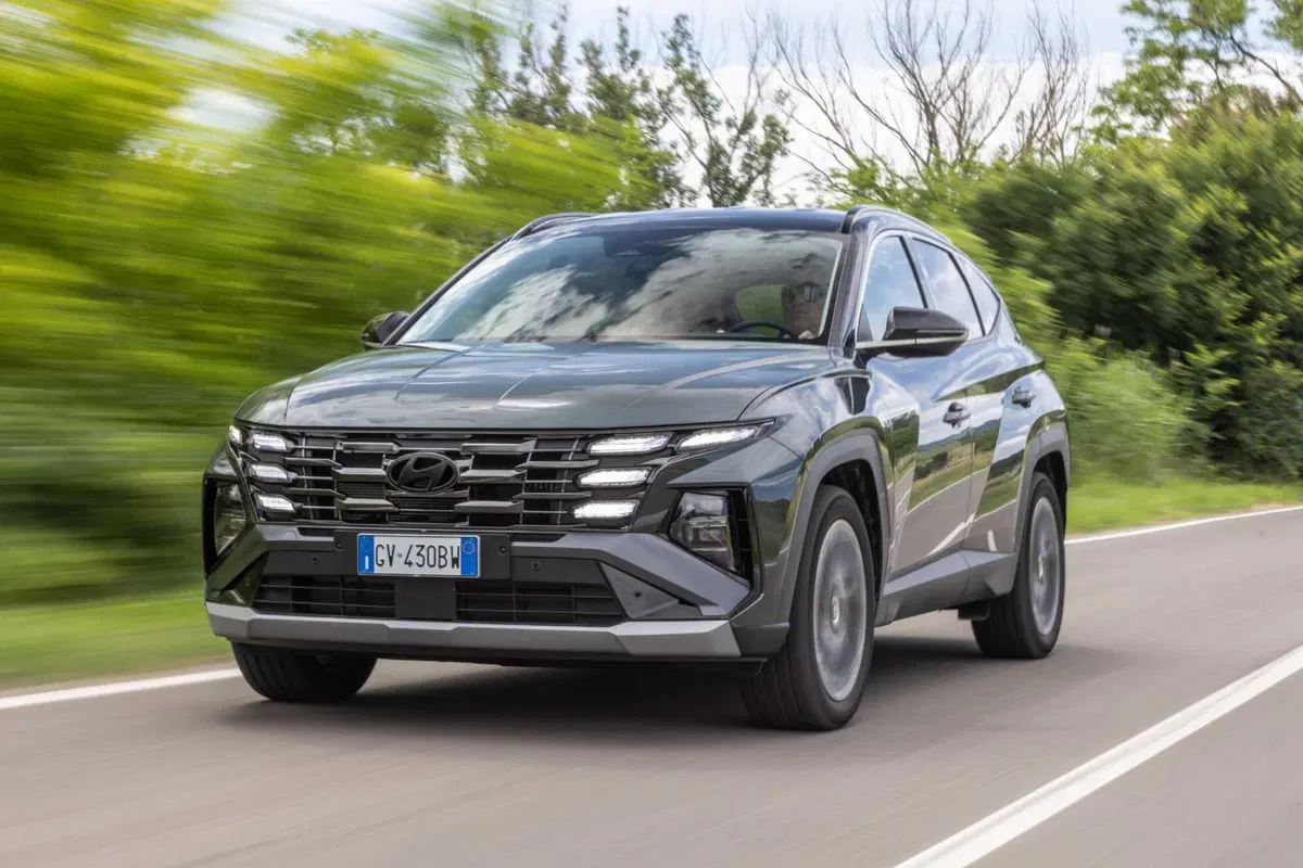 Hyundai Tucson 2025: ritocchi fuori, tutta nuova dentro,e dov'è finito il cambio? (21)