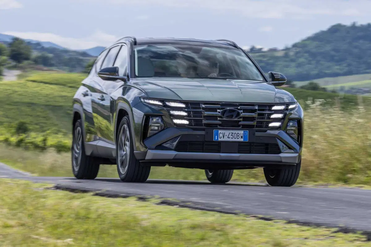 Hyundai Tucson 2025: ritocchi fuori, tutta nuova dentro,e dov'è finito il cambio? (23)