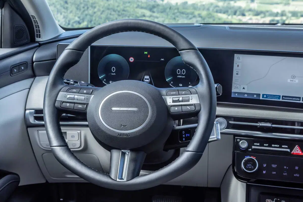 Hyundai Tucson 2025: ritocchi fuori, tutta nuova dentro,e dov'è finito il cambio? (28)